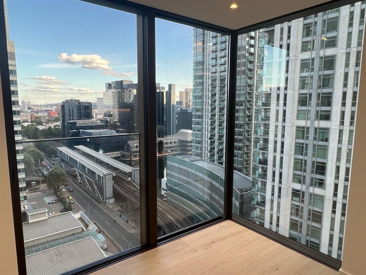 Flat South Quay Square in Greater London