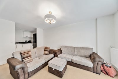 Flat Fairthorn Road in Greater London