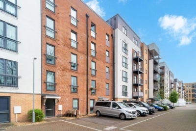 Flat Fairthorn Road in Greater London