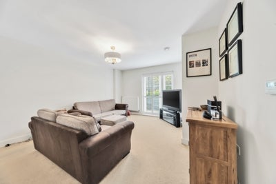 Flat Fairthorn Road in Greater London