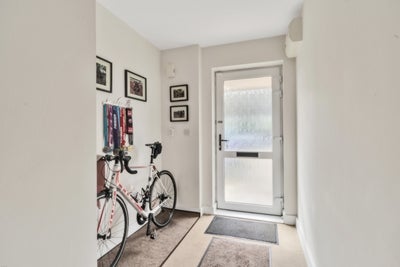 Flat Fairthorn Road in Greater London