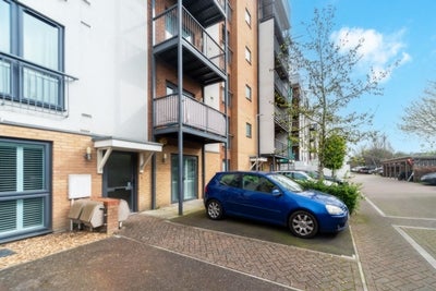 Flat Fairthorn Road in Greater London