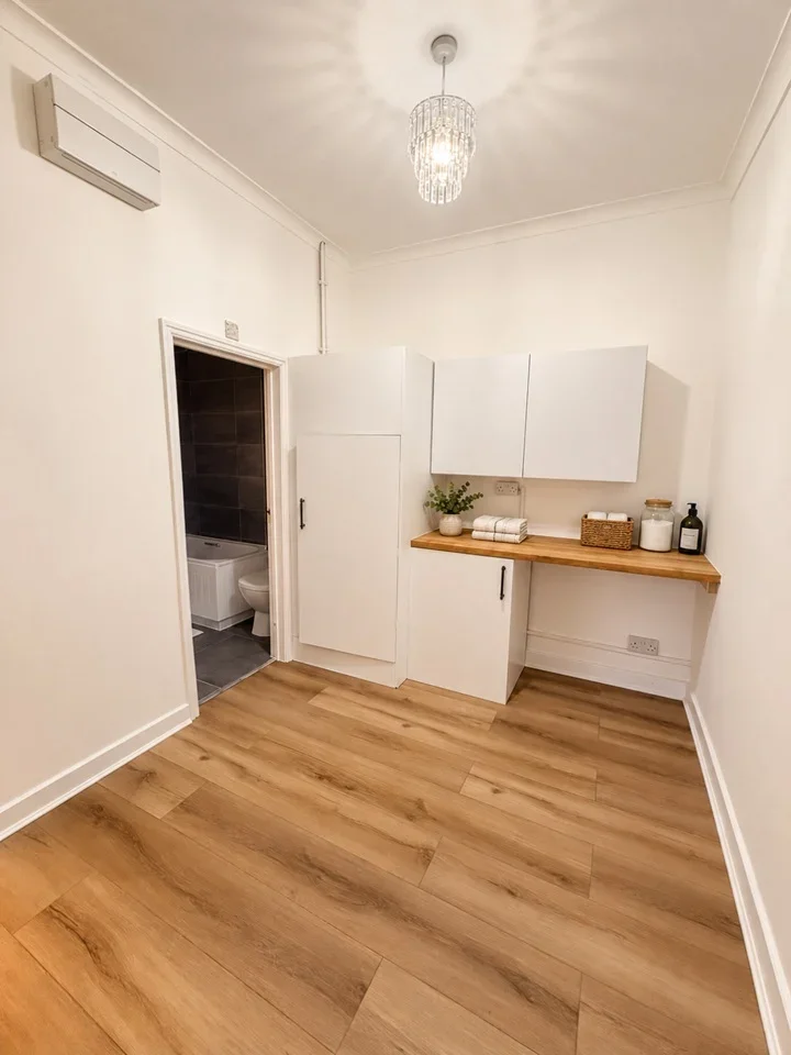 Flat Tolworth Road in Greater London