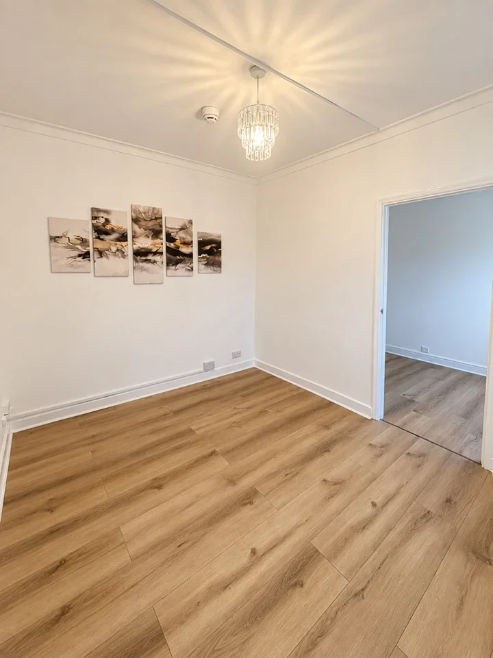 Flat Tolworth Road in Greater London