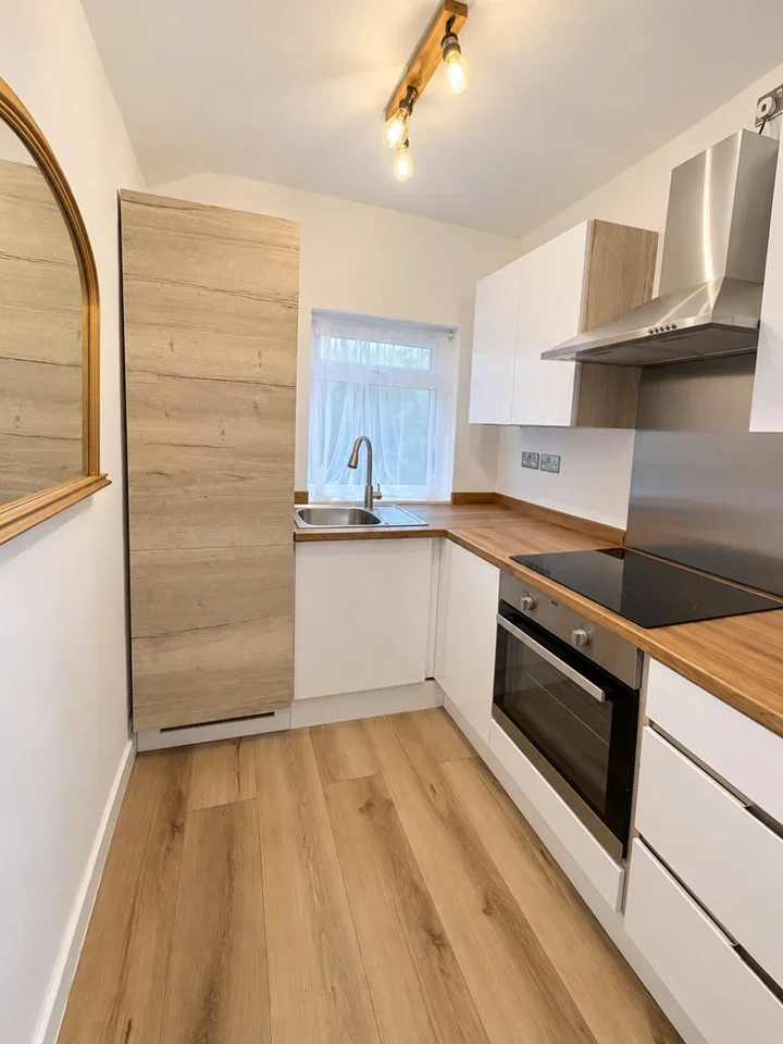 Flat Tolworth Road in Greater London