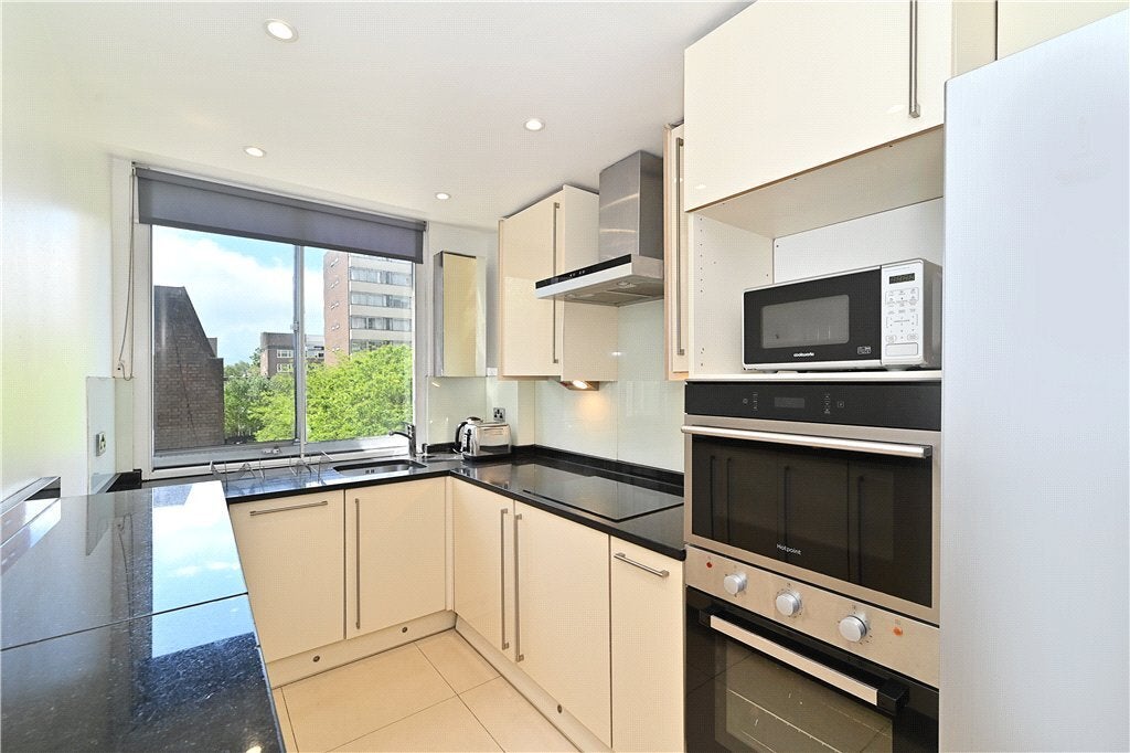 Flat Cambridge Square in City of Westminster