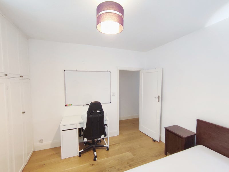 Room Stirling Road in Greater London