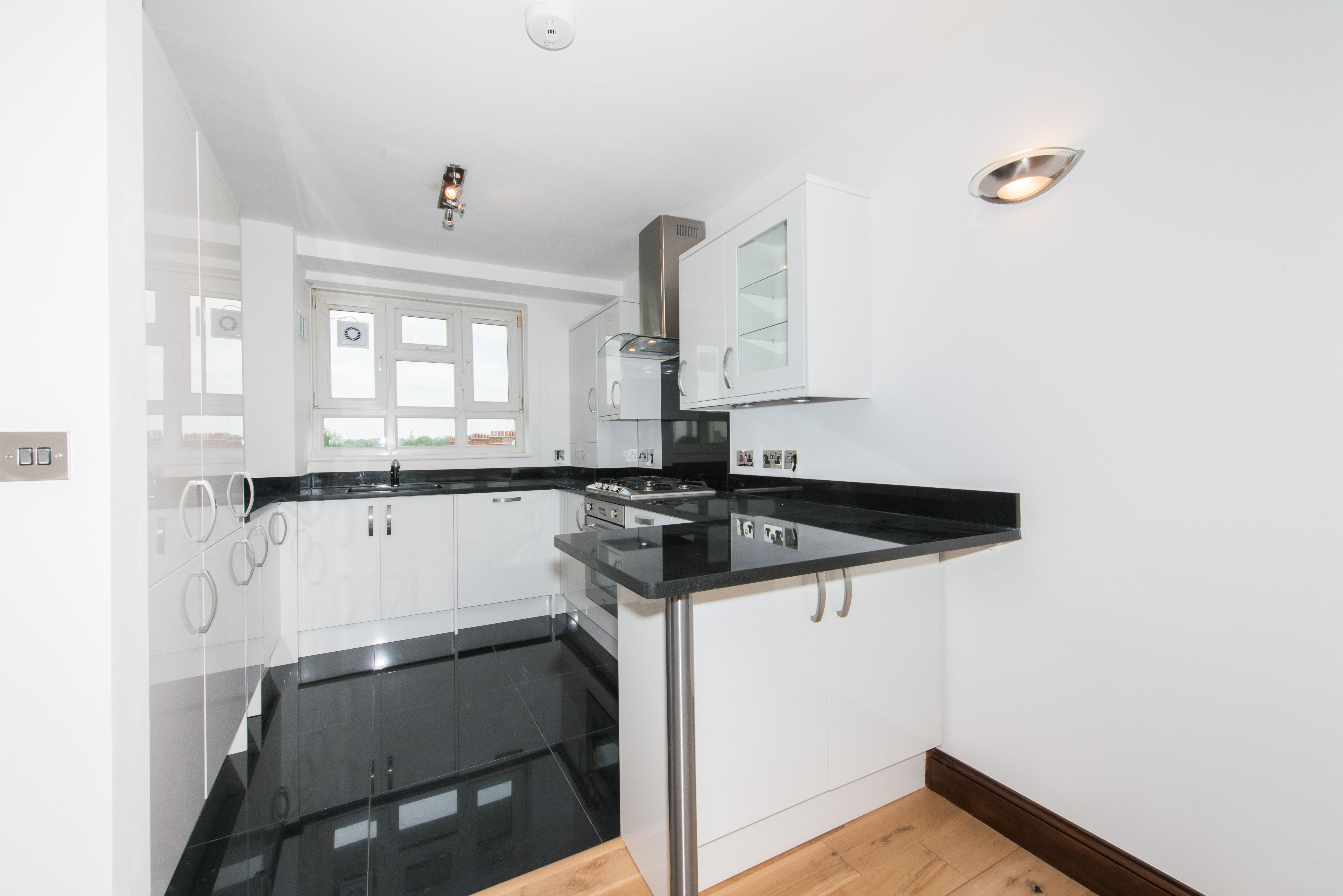 Flat Blythe Road in Greater London