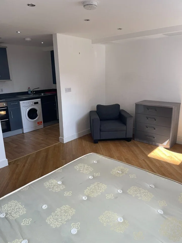 Flat Bramley Crescent in Greater London