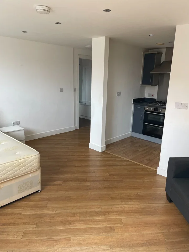 Flat Bramley Crescent in Greater London