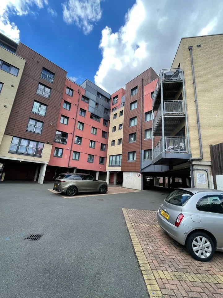 Flat Bramley Crescent in Greater London