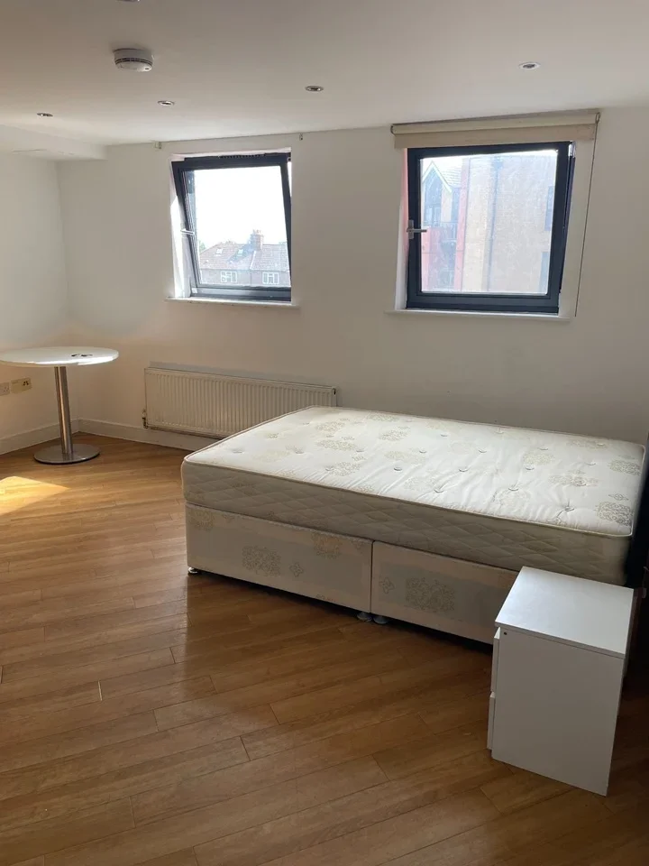 Flat Bramley Crescent in Greater London