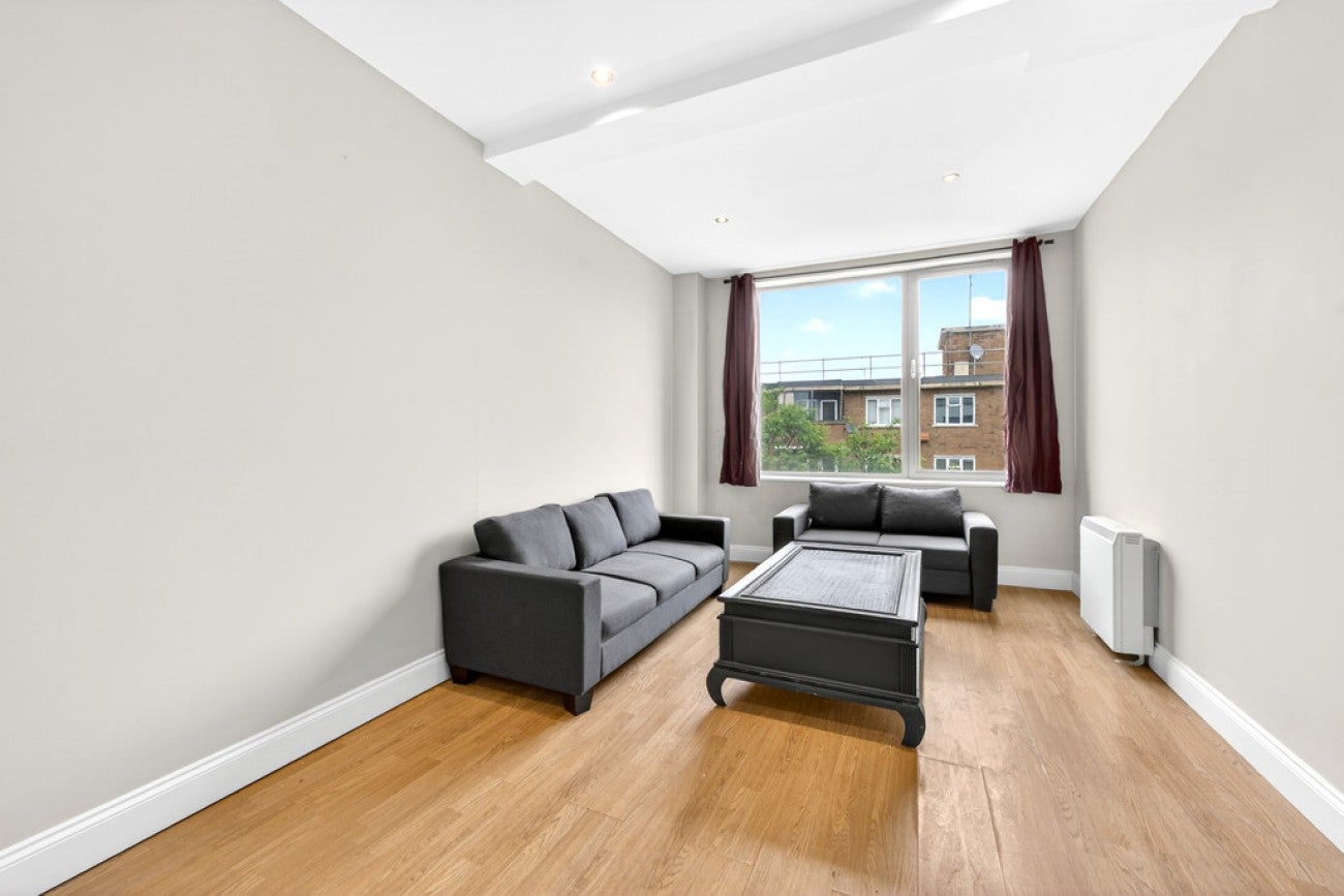 Flat Commercial Road in Greater London
