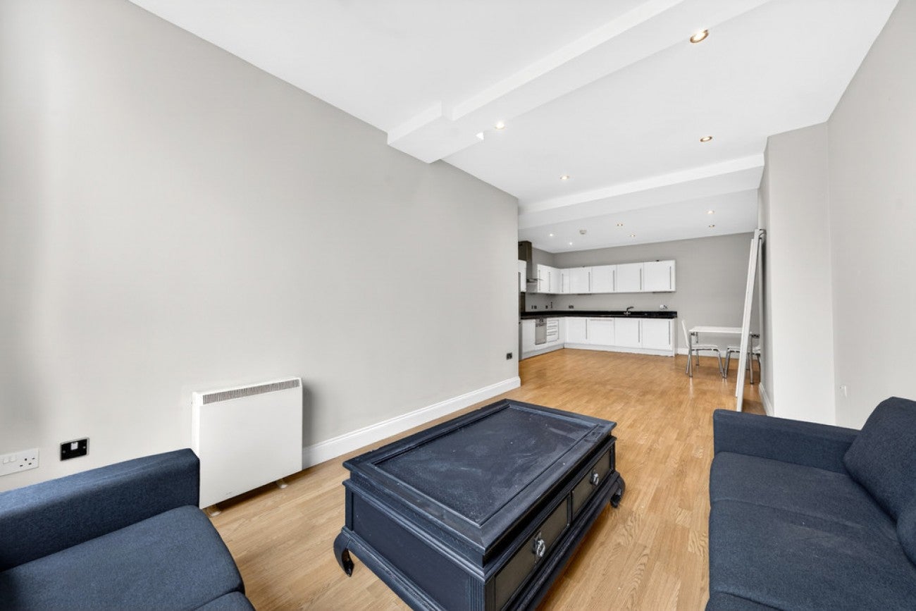 Flat Commercial Road in Greater London