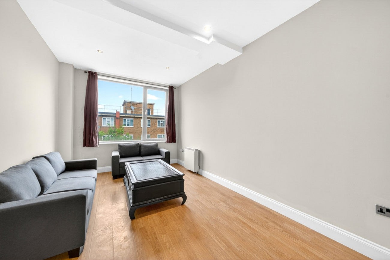 Flat Commercial Road in Greater London