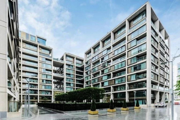 Flat Hammersmith Road in Greater London