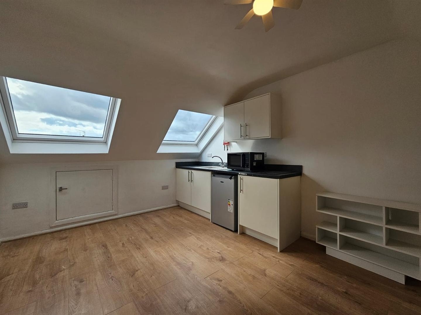 Flat Rugby Close in Greater London