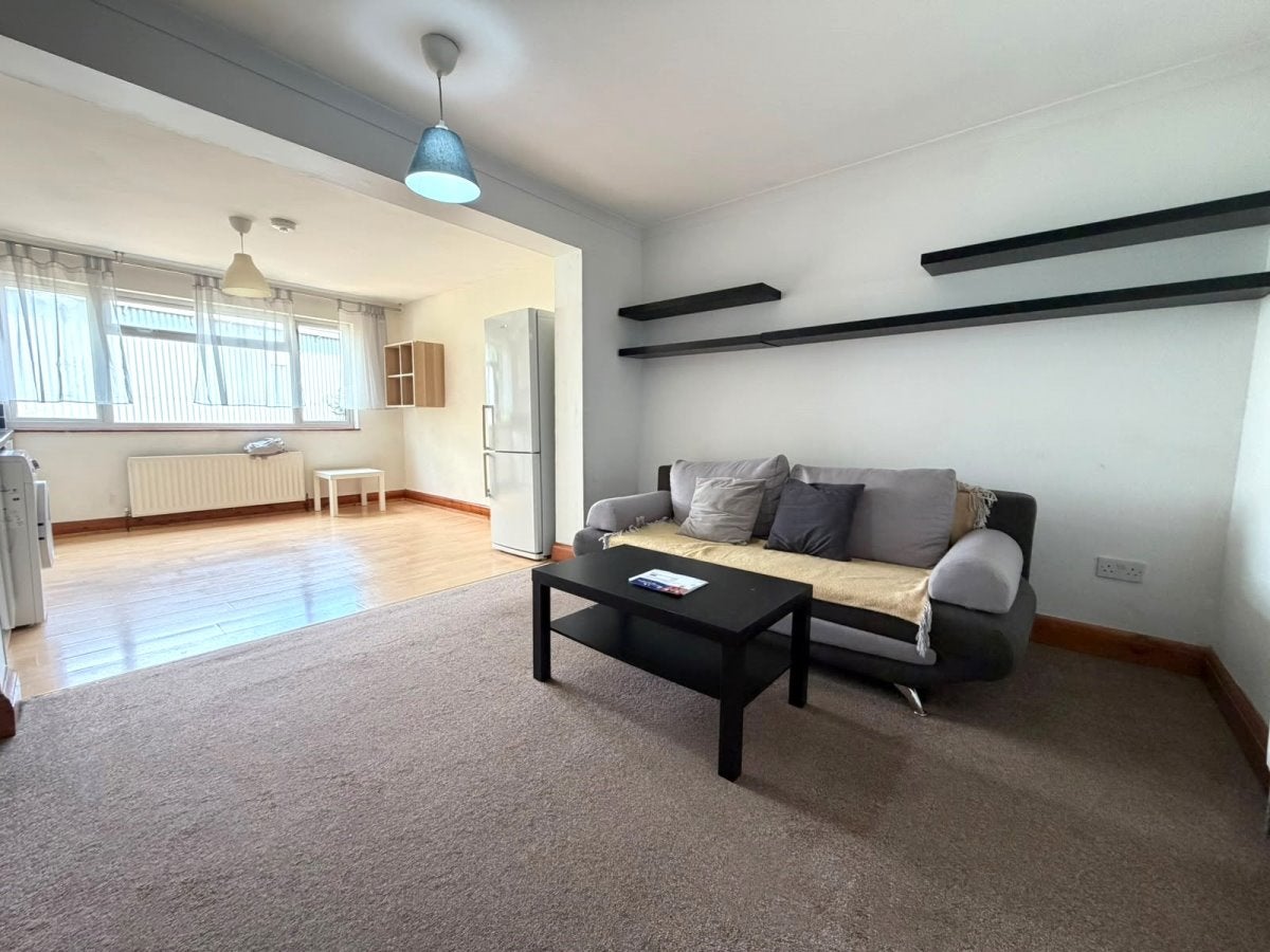 Flat Princes Drive in Greater London