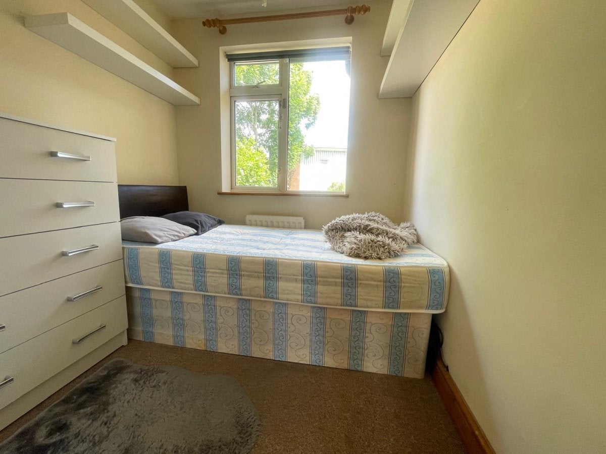 Flat Princes Drive in Greater London