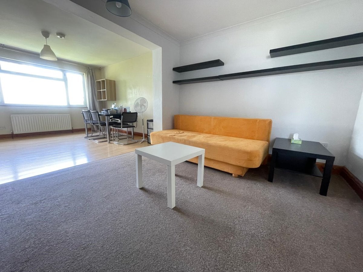 Flat Princes Drive in Greater London
