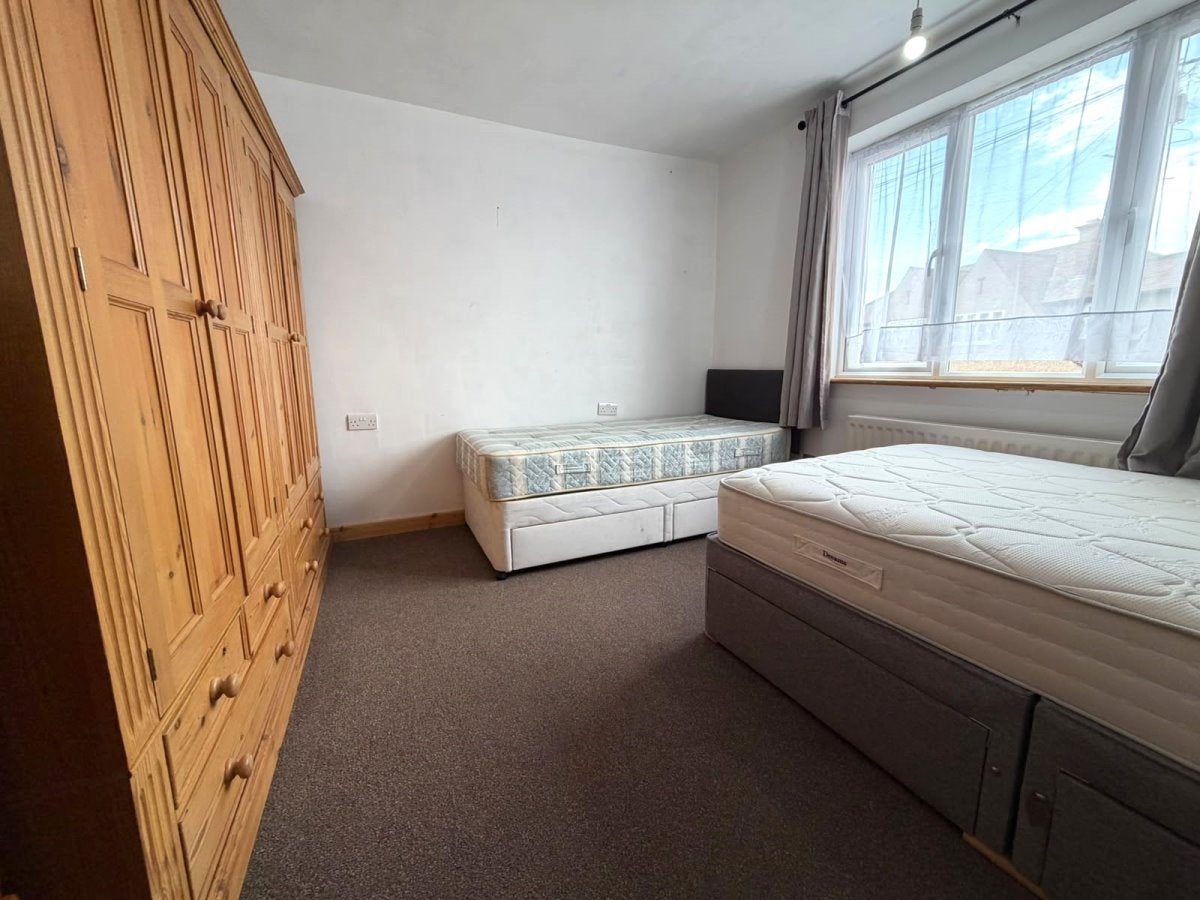 Flat Princes Drive in Greater London
