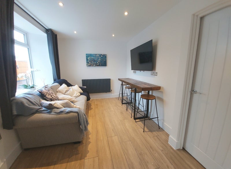 Room Walnut Crescent in Bristol