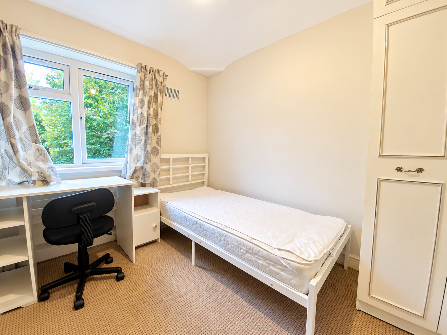 Room Poole Crescent in Birmingham