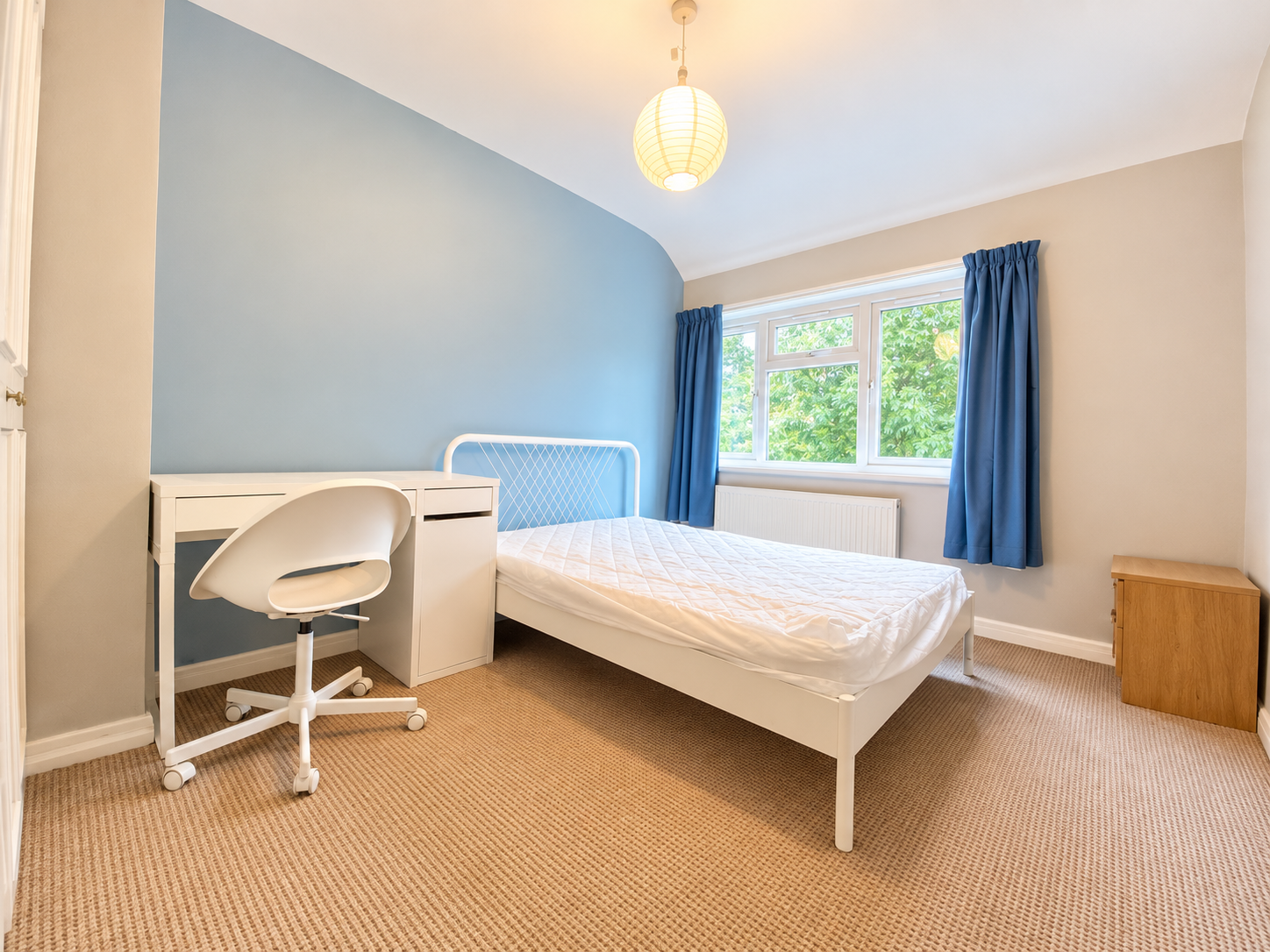 Room Poole Crescent in Birmingham