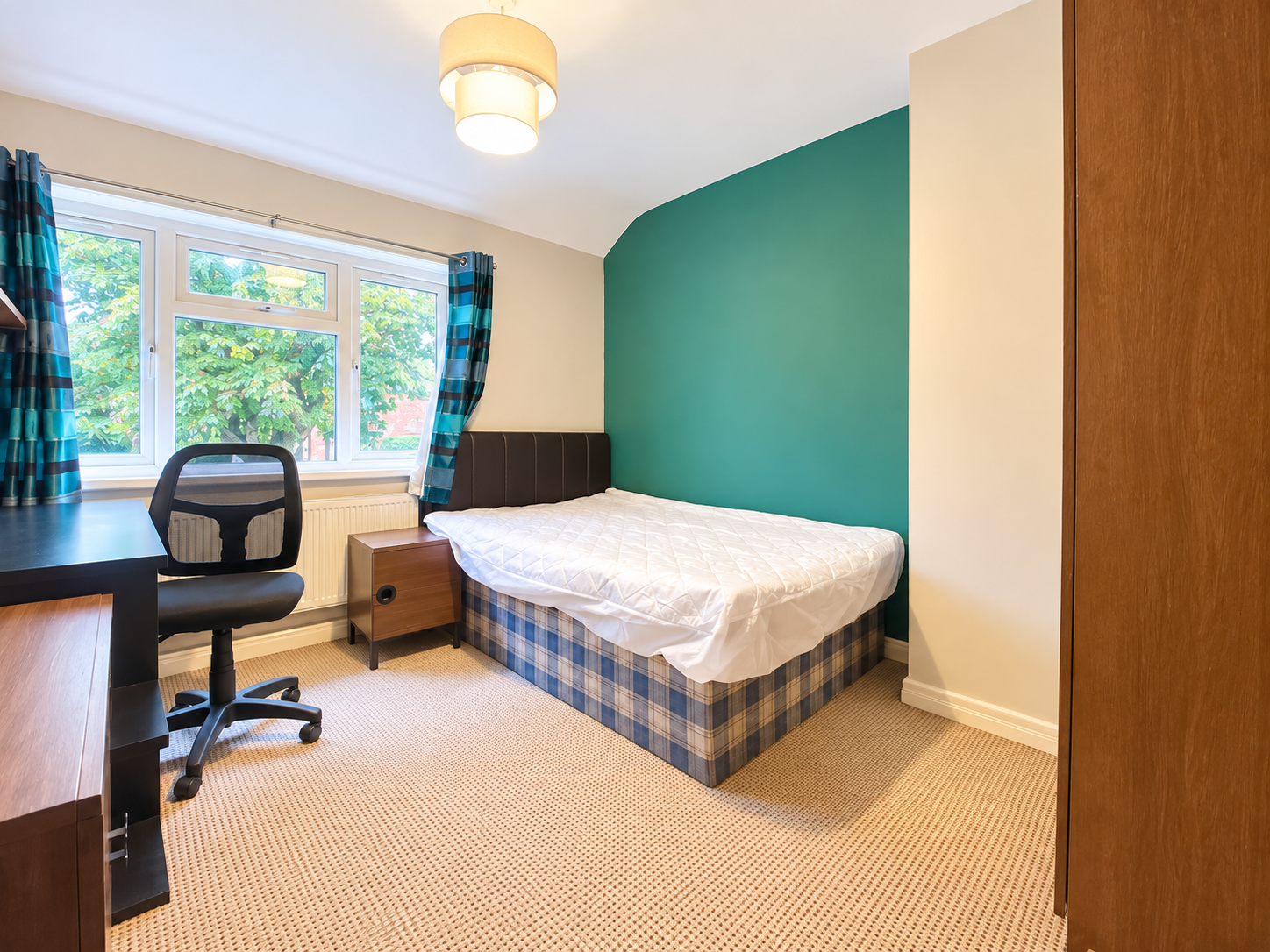 Room Poole Crescent in Birmingham