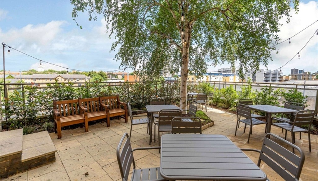 Flat Westferry Circus in Greater London
