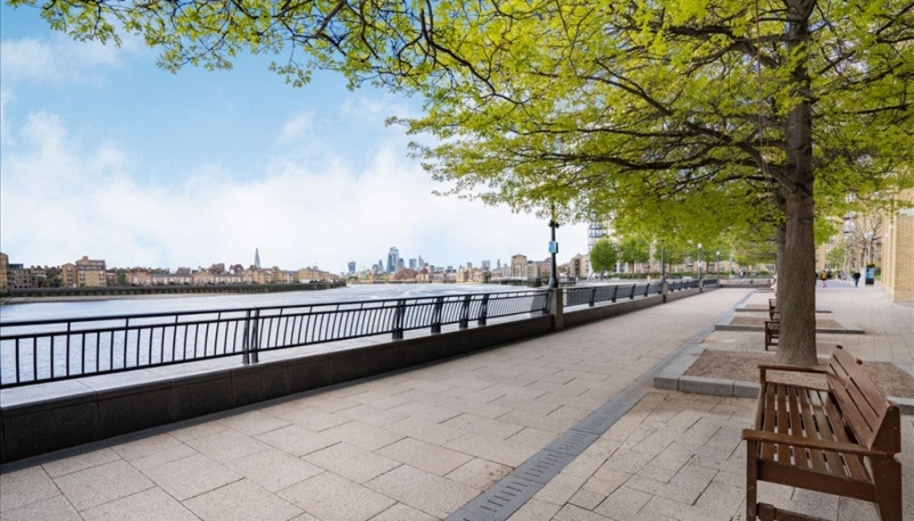 Flat Westferry Circus in Greater London