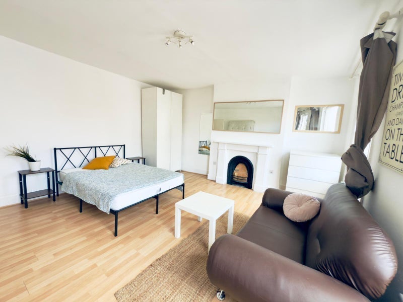 Flat Askew Road in Greater London