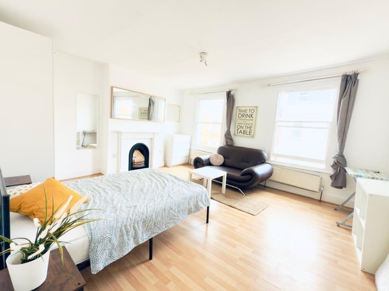 Flat Askew Road in Greater London