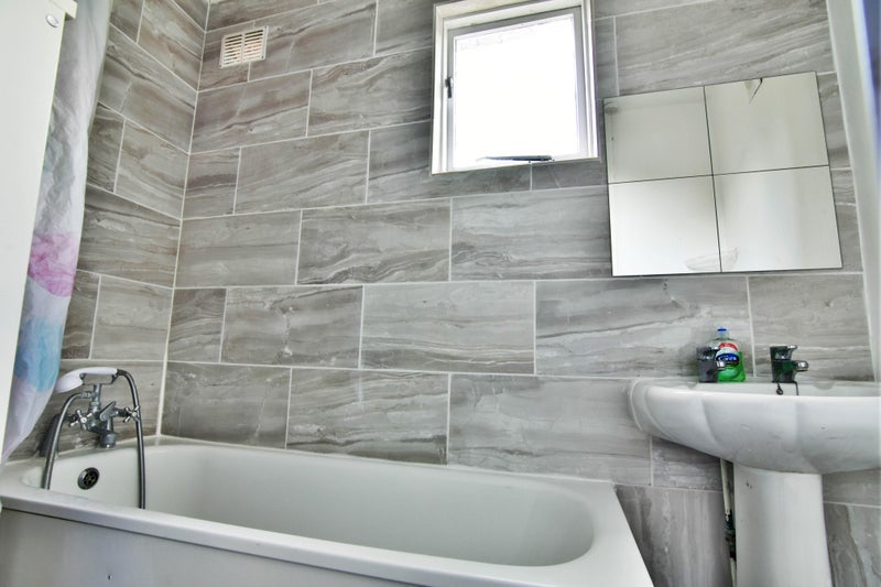 Flat Askew Road in Greater London
