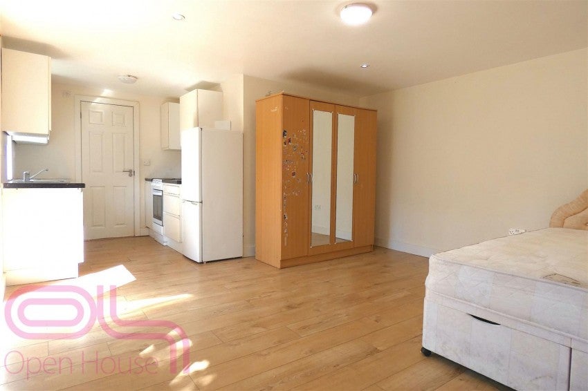 Flat Minterne Avenue in Greater London