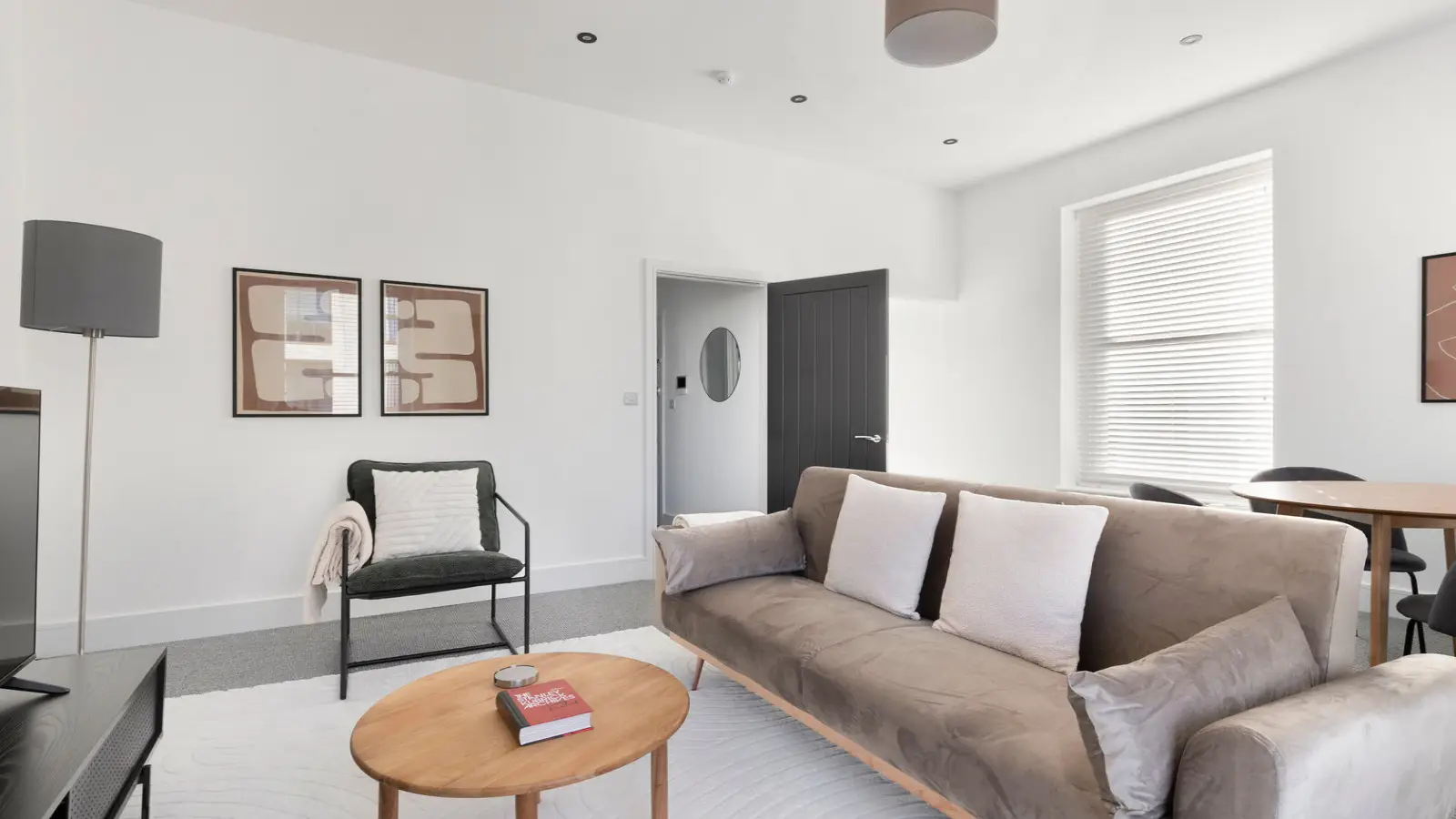 Flat Russell Gardens in Greater London