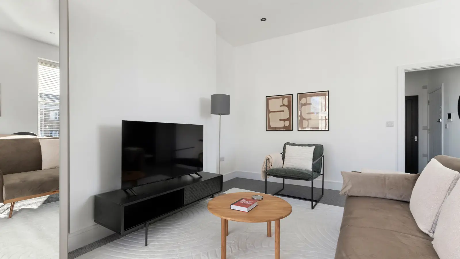 Flat Russell Gardens in Greater London