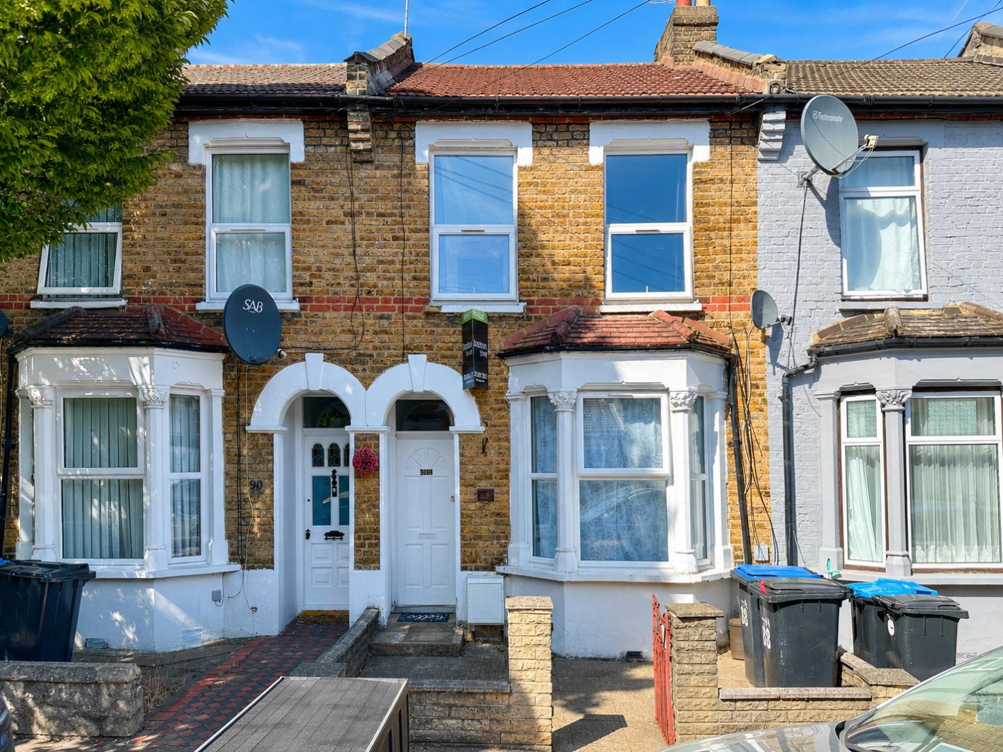 Flat Huxley Road in Greater London