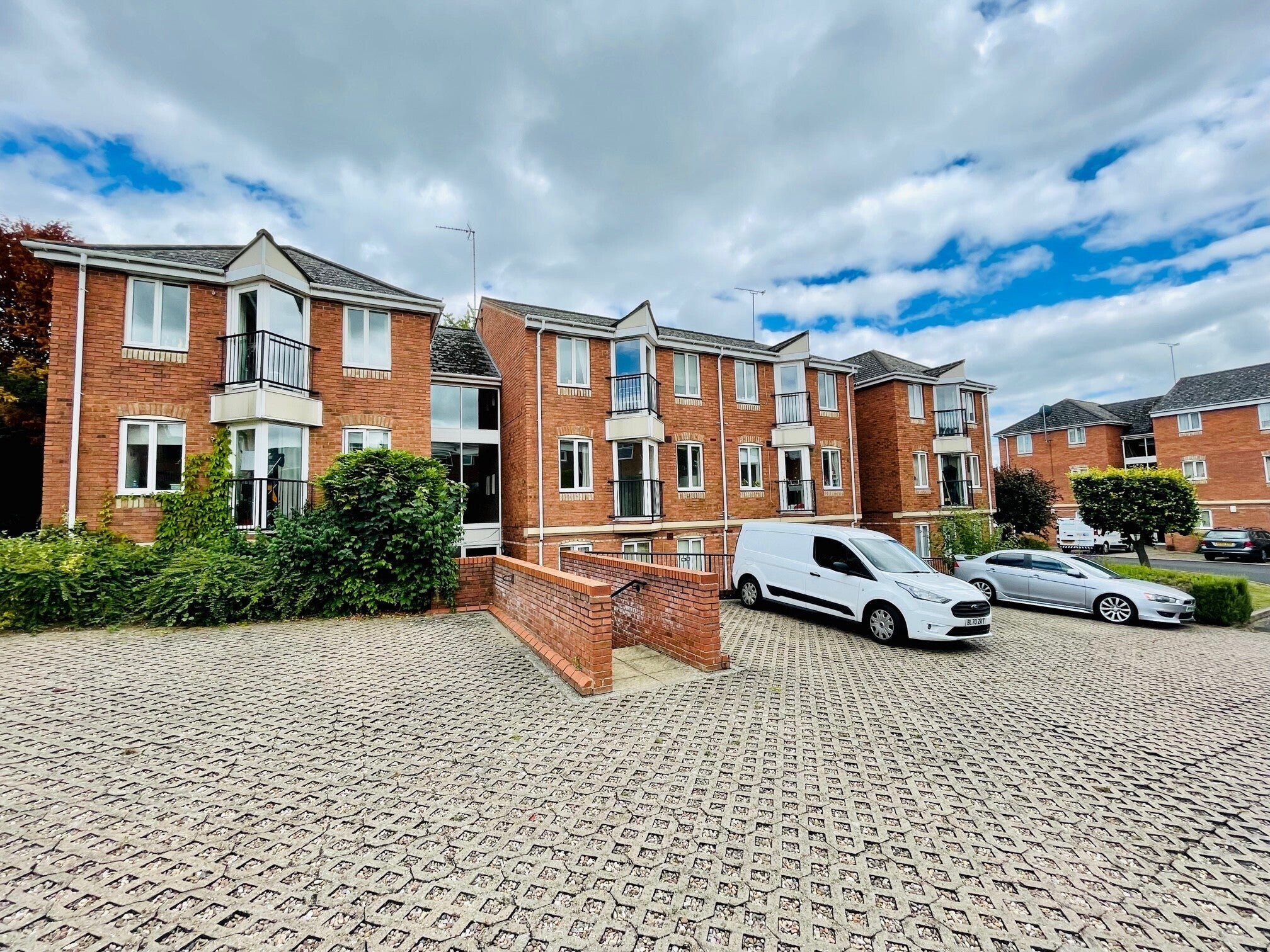 Flat Burbury Court in Warwick