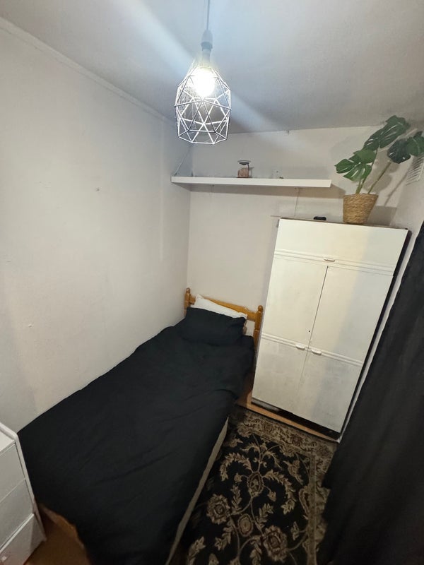 Room Dorset Road in Greater London