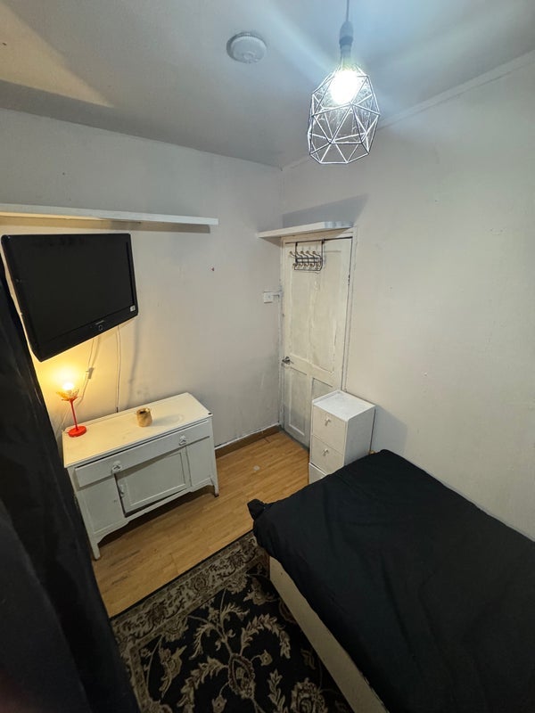 Room Dorset Road in Greater London