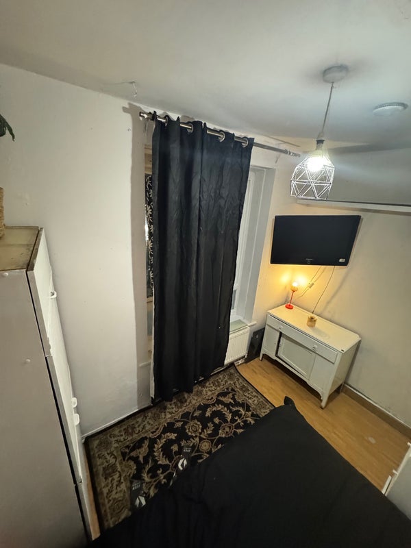 Room Dorset Road in Greater London