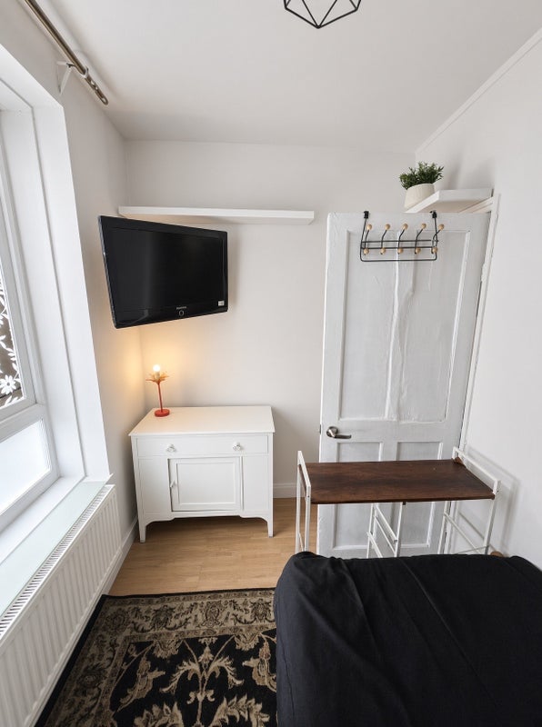Room Dorset Road in Greater London
