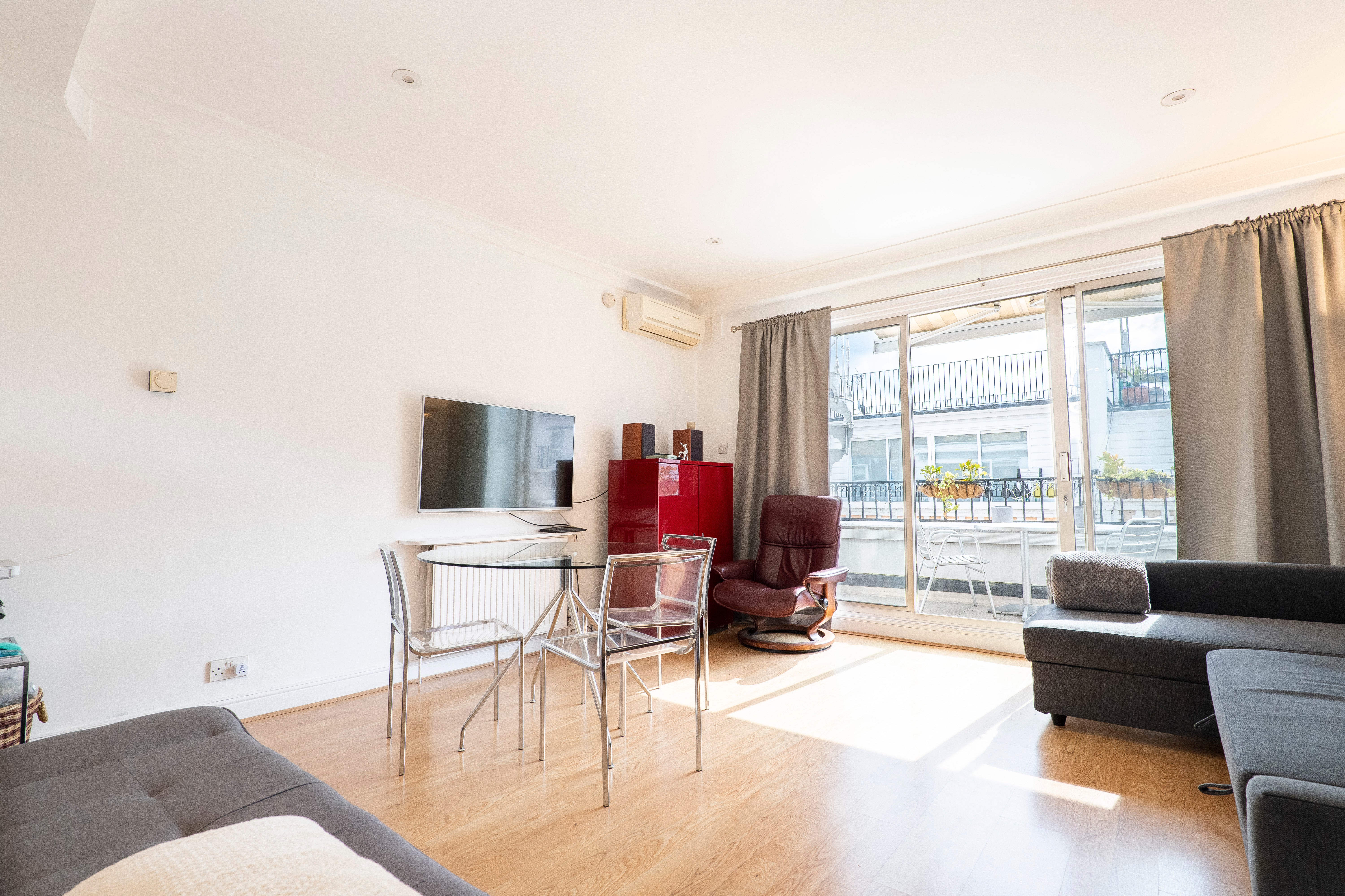 Flat Adam and Eve Mews in Greater London