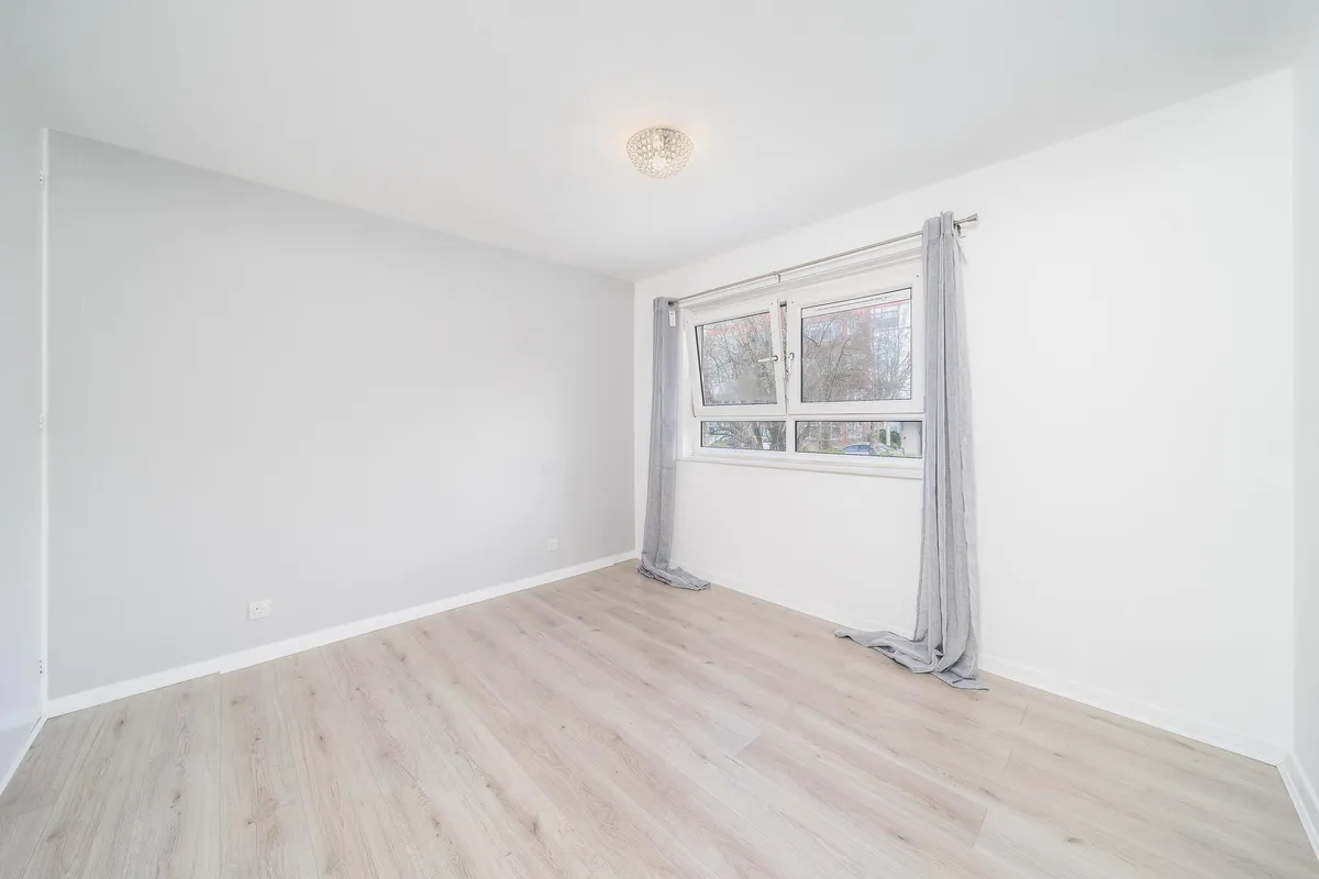 Flat Holden Road in Greater London