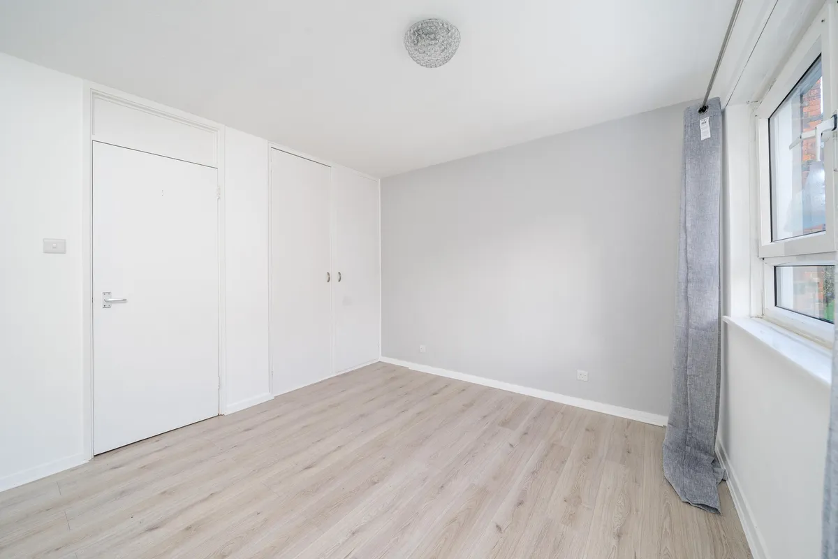 Flat Holden Road in Greater London