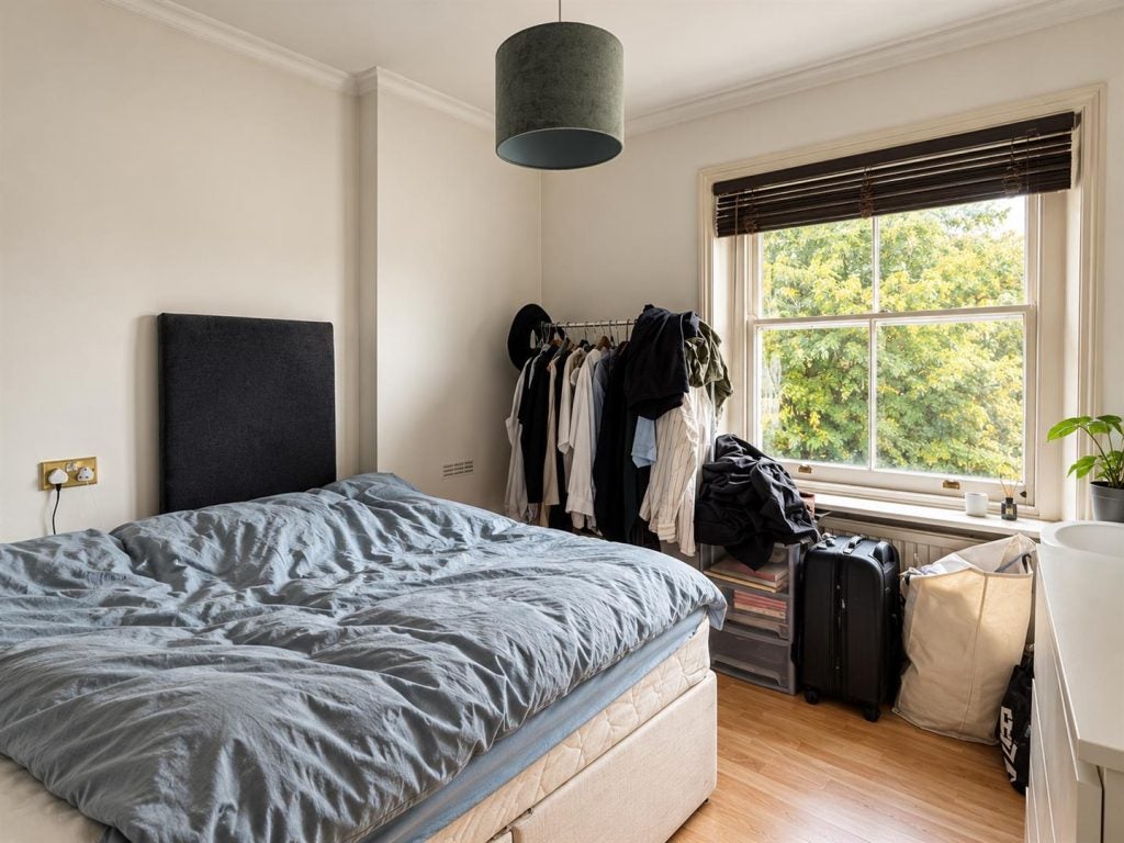 Flat Holland Road in Greater London