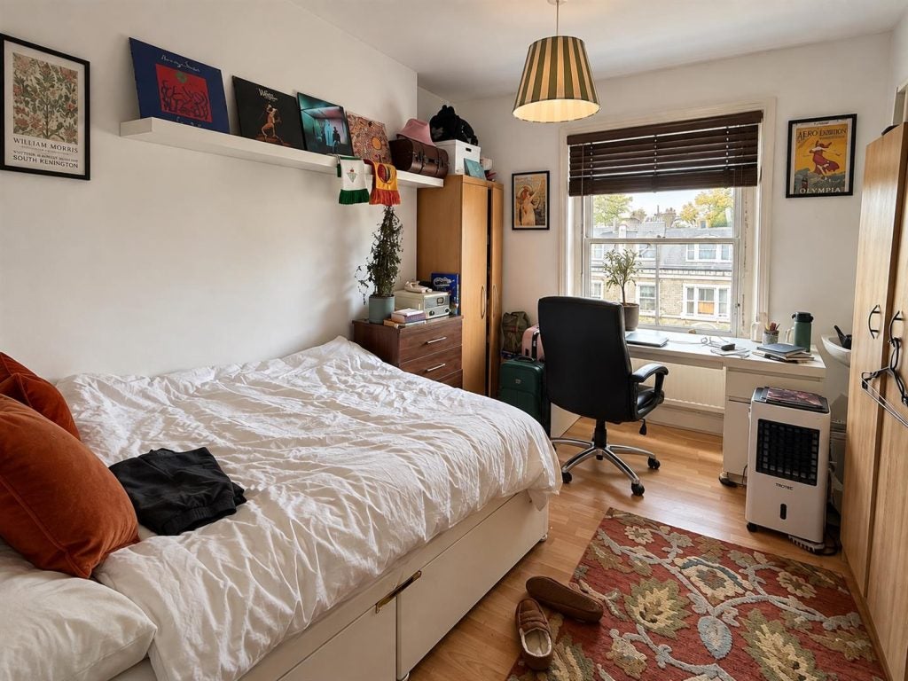 Flat Holland Road in Greater London