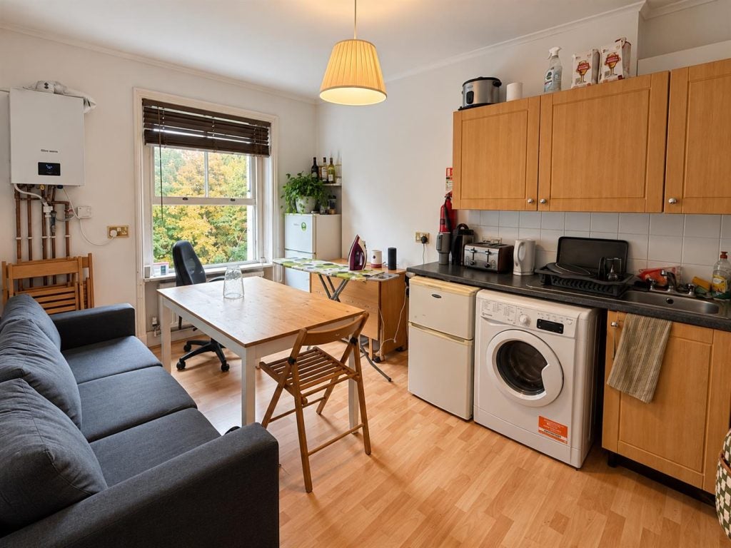Flat Holland Road in Greater London