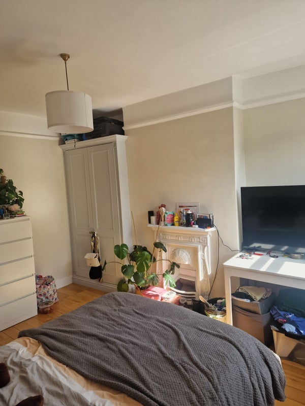 Room Mina Road in Greater London